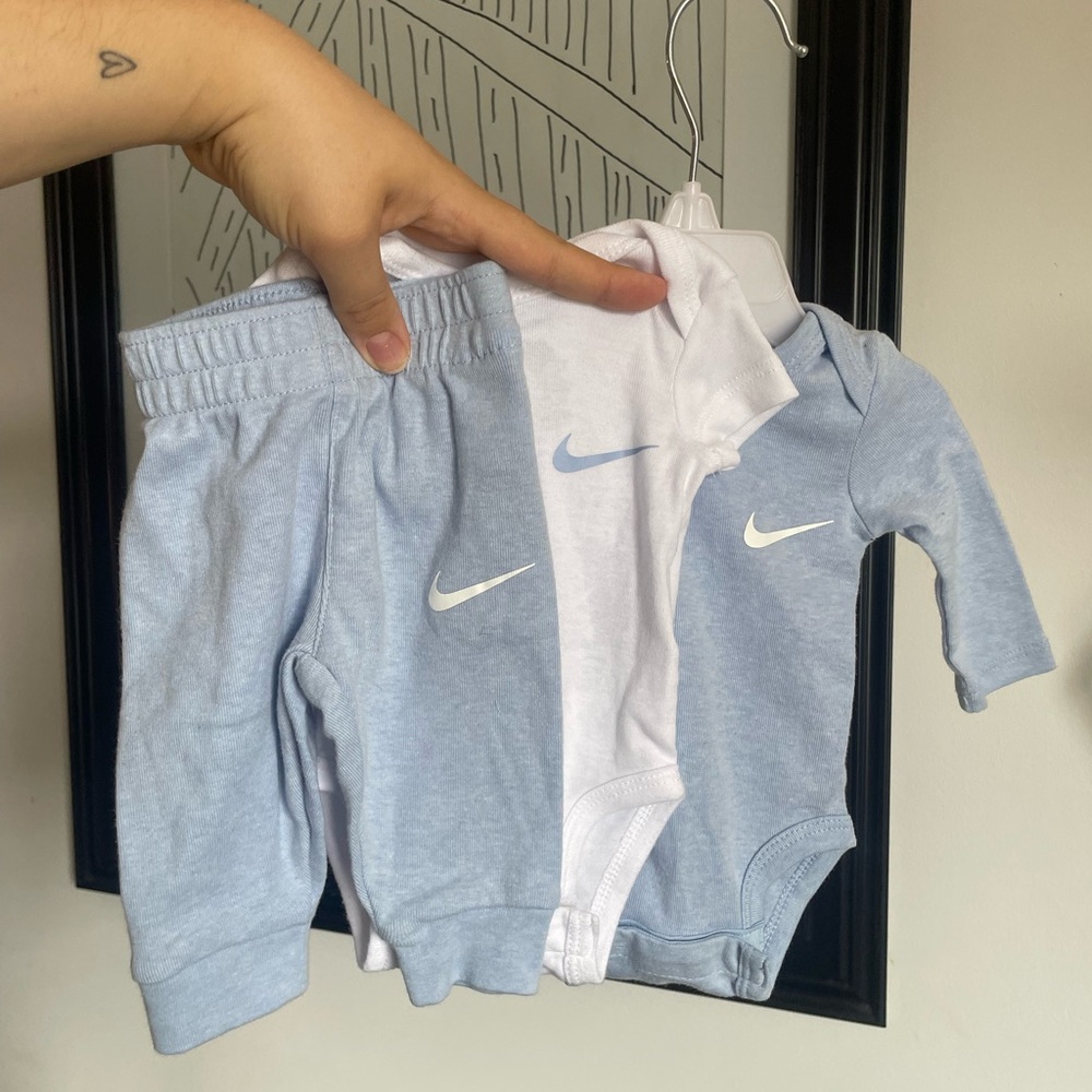 Nike Infant 3-Piece Set in Light Blue & White